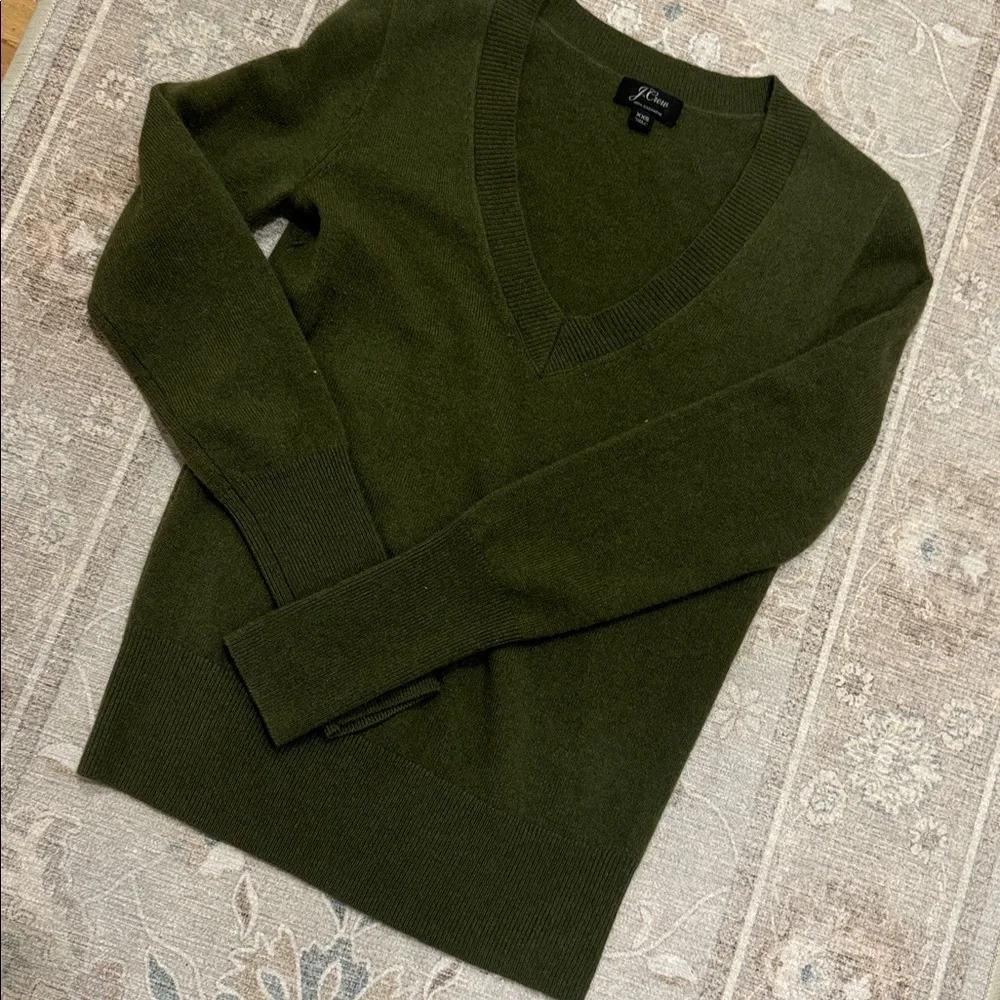 J.Crew | women's 100%cashmere / V-neck fitted sweater in olive green / Size XXS